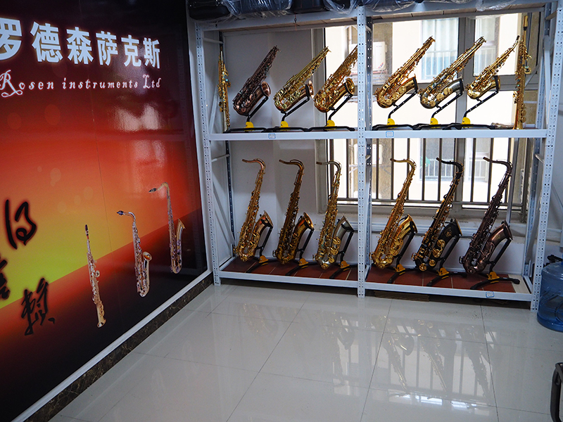 货架展示的萨克斯